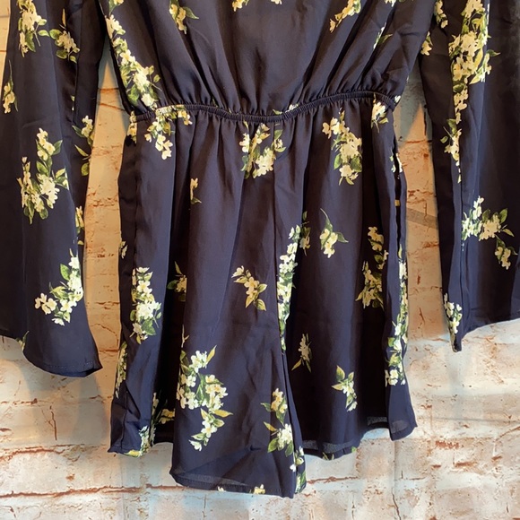 Cupcakes and Cashmere Dorene floral romper NWT XS - Picture 7 of 10